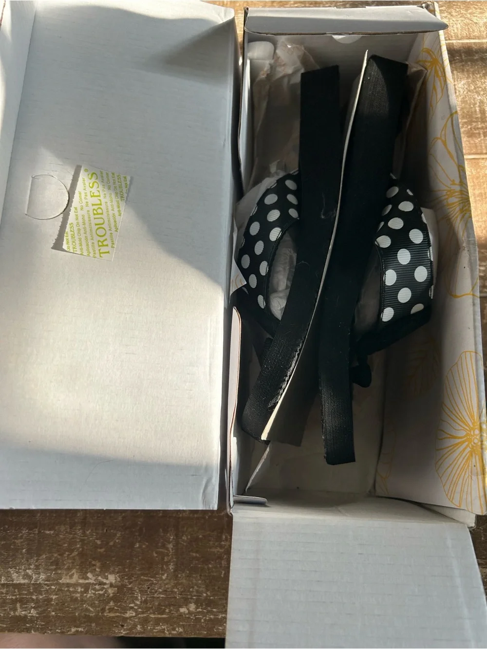 Yellow Box Black Sandals with  White Polka Dots. Flip Flops New 8.5 - Picture 4 of 5